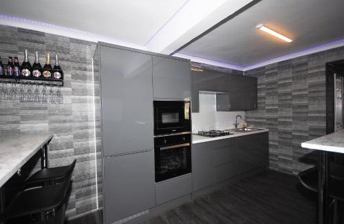 Woodingdean House | Cozy Hideaway With Hot Tub Sauna Sleeps 7