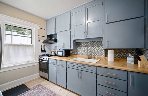 Des Moines House | Cozy Highland Park Bungalow