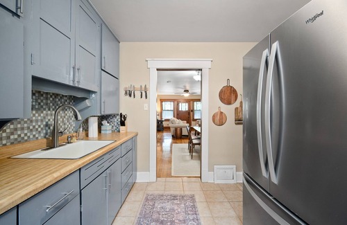 Des Moines House | Cozy Highland Park Bungalow