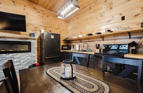 Campton Cabin | Cozy hiker’s retreat with relaxing hot tub.
