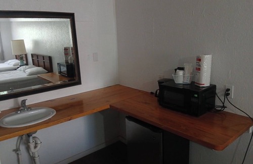 O Brien Hotel | Cozy Hill Top 18 in welcoming Mayo with Wi-Fi, AC, fitness room