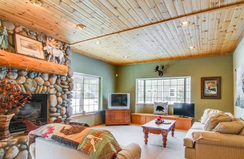 Truckee House | Cozy hillside getaway with space for whole family - in the heart of Tahoe Donner