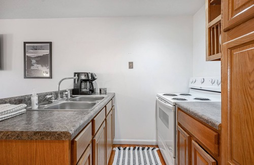 Ray House | Cozy Hillside Hideaway - Fast Wifi! - Hot Tub & Grill