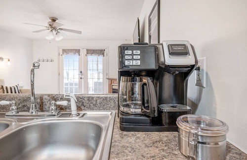 Ray House | Cozy Hillside Hideaway - Fast Wifi! - Hot Tub & Grill