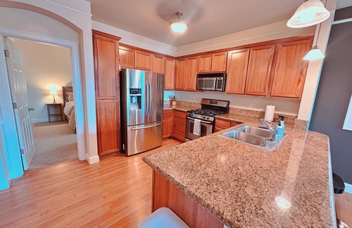 Renton Condo | Cozy Hilltop Haven 2BR 2BA! Gated Community, Minutes to HWY, Shopping, & Parks