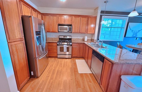 Renton Condo | Cozy Hilltop Haven 2BR 2BA! Gated Community, Minutes to HWY, Shopping, & Parks