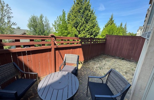 Renton Condo | Cozy Hilltop Haven 2BR 2BA! Gated Community, Minutes to HWY, Shopping, & Parks