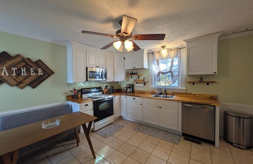 Daniels Hill House | Cozy Historic 2 Bed/2 Bath 1 mile to Downtown in Daniels Hill w/Creek Views