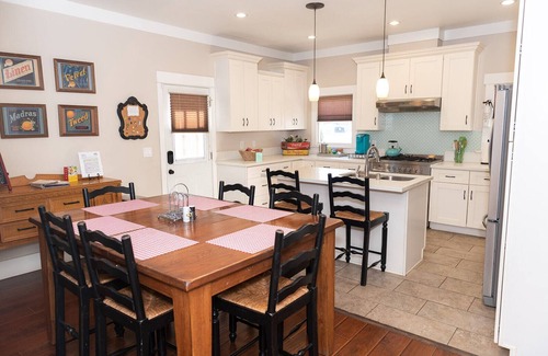 Anaheim Colony Historic District House | Cozy Historic Craftsman Bungalow | 1 mile to Disney | Sleeps 9 | Watch Disney Fireworks in Backyard
