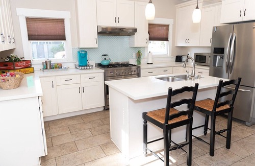 Anaheim Colony Historic District House | Cozy Historic Craftsman Bungalow | 1 mile to Disney | Sleeps 9 | Watch Disney Fireworks in Backyard