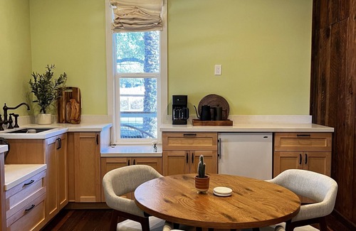 Geyserville Cottage | Cozy Historical Guesthouse in Anderson Valley Vineyards