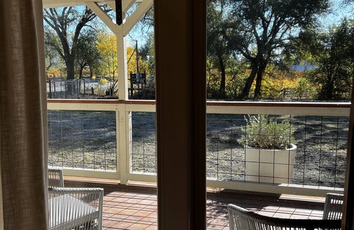 Geyserville Cottage | Cozy Historical Guesthouse in Anderson Valley Vineyards