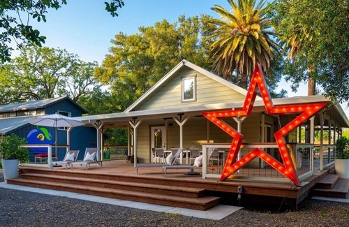 Geyserville Cottage | Cozy Historical Guesthouse in Anderson Valley Vineyards