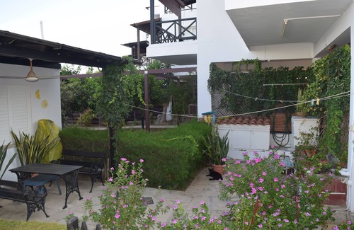 Larnaca House | Cozy holiday beach house 30 steps away from the beach