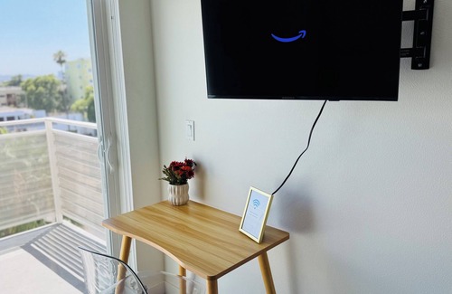 Hollywood Apartment | Cozy Hollywood Studio Retreat l Free Parking l Pool l Wi-Fi