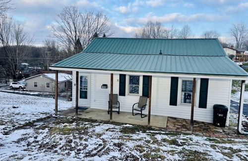Fayetteville House | Cozy home 1 mile from New River Gorge Bridge