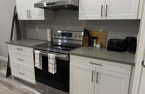 Windsor House | Cozy home, 4 mins drive to Windsor airport & 10 mins drive to Detroit border
