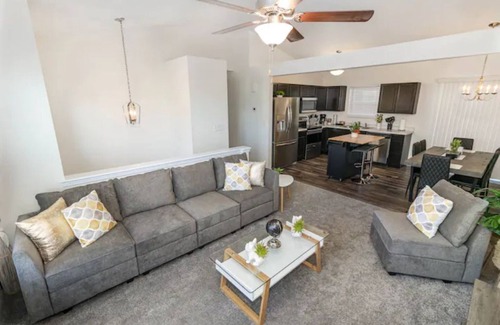 Independence House | Cozy Home away From Home 4bd,2 1/2 bath