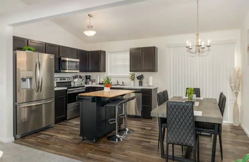 Independence House | Cozy Home away From Home 4bd,2 1/2 bath