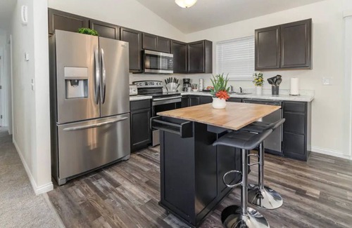 Independence House | Cozy Home away From Home 4bd,2 1/2 bath