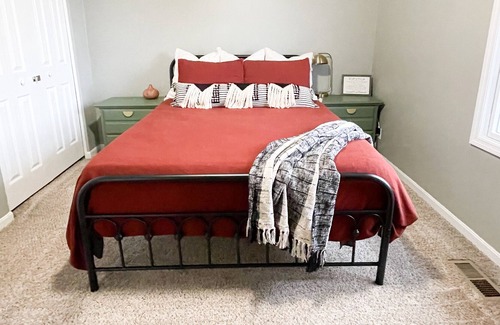 Elsmere House | Cozy Home Away From Home! Hot Tub, WIFI
