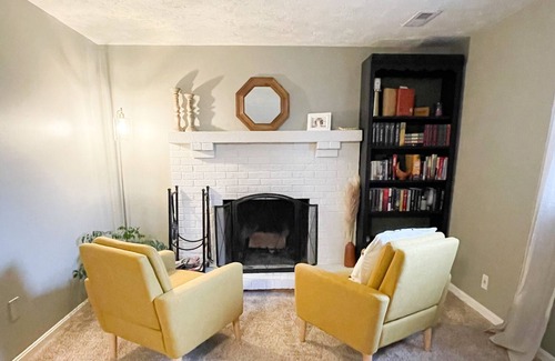 Elsmere House | Cozy Home Away From Home! Hot Tub, WIFI