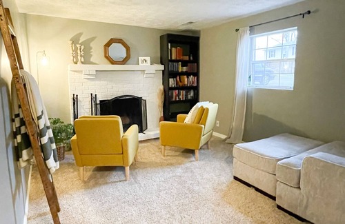 Elsmere House | Cozy Home Away From Home! Hot Tub, WIFI