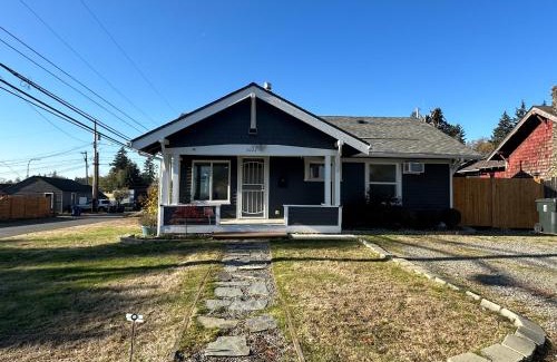 South Tacoma House | Cozy Home Conveniently Located with King Bed