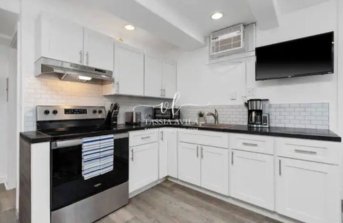 Liliha - Kapalama House | Cozy Home Downtown, 2 Bed 1 Bath - Free Parking