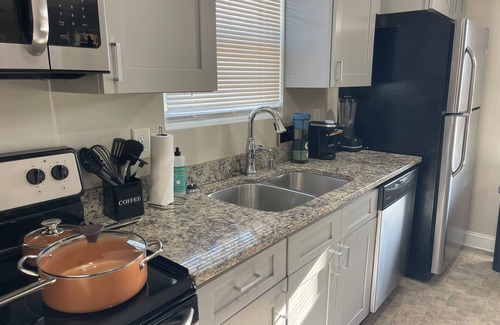 Douglasville House | Cozy Home Downtown- easy access to Greystone Amphitheater, ATL Airport, 6 Flags+