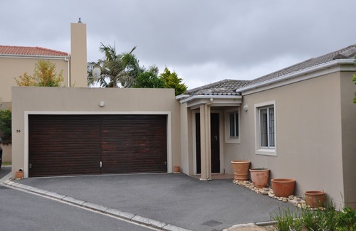 Eikenbosch House | Cozy Home | Free Parking + WIFI | Terrace BBQ & Mountain Views
