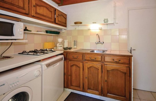 Crillon-le-Brave House | Cozy home in Crillon Le Brave with WiFi