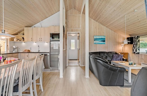 Farvang House | Cozy home in Fårvang with WiFi