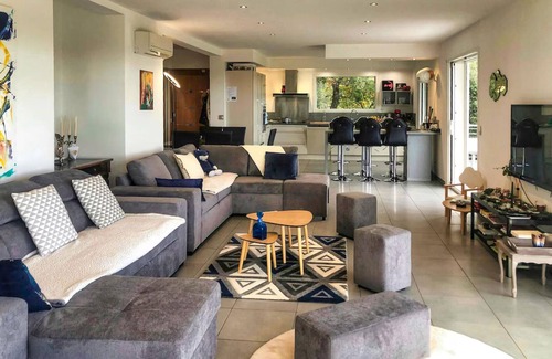 Rochefort-du-Gard House | Cozy home in Rochefort-du-Gard