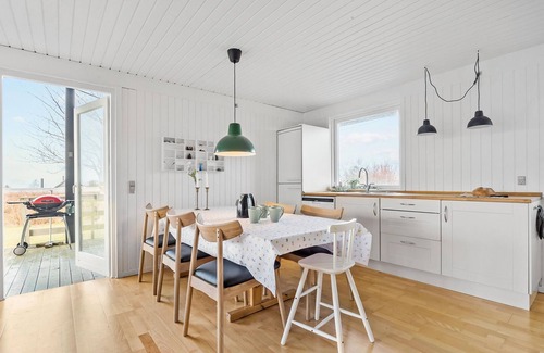 Bønnerup Strand House | Cozy home in Glesborg with kitchen