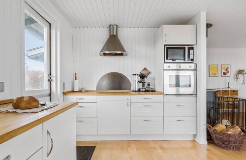 Bønnerup Strand House | Cozy home in Glesborg with kitchen