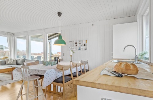 Bønnerup Strand House | Cozy home in Glesborg with kitchen