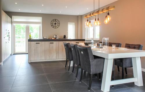 Idskenhuizen House | Cozy Home In Idskenhuizen With Wifi