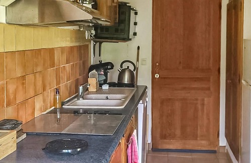 La Tour-d'Aigues House | Cozy home in La Tour-d'Aigues with swimming pool