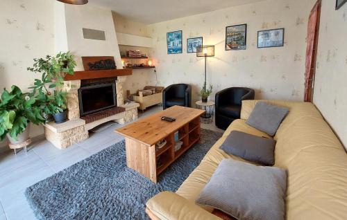 Locquenole House | Cozy Home In Locquénolé With Kitchen