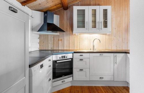 Tingvoll House | Cozy home in Meisingset with kitchen