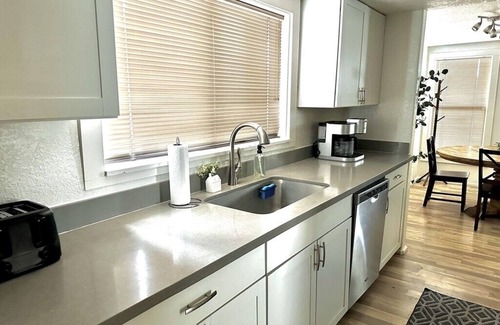Cottonwood House | Cozy Home in Old Town on Main St 2BED-2BA Steps away from wine & food!