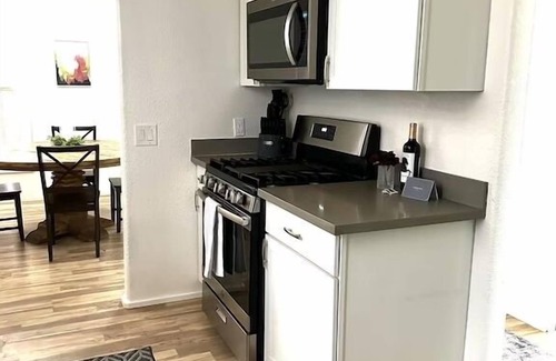Cottonwood House | Cozy Home in Old Town on Main St 2BED-2BA Steps away from wine & food!