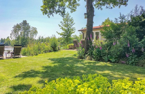 Oosterwolde House | Cozy home in Oosterwolde with house sea view