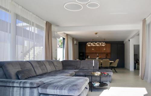 Rogac House | Cozy Home In Rogac With Sauna