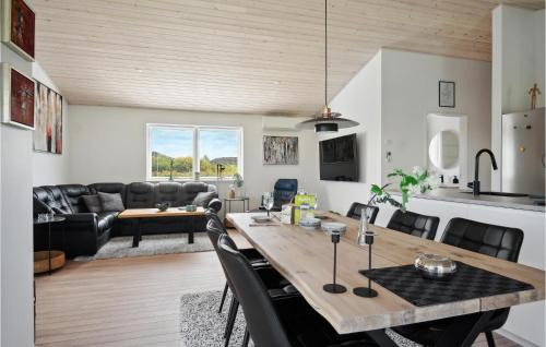 Tranebjerg House | Cozy Home In Samsø With Kitchen
