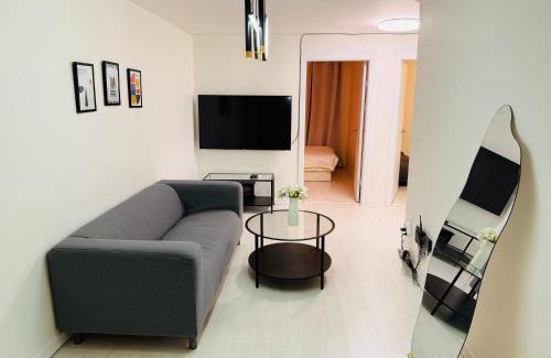 Sinchon-dong Apartment | Cozy Home in Seoul