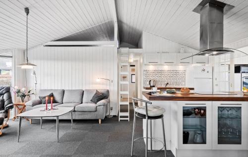 Grønninghoved Strand House | Cozy Home In Sjølund With Sauna