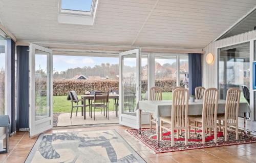 Grønninghoved Strand House | Cozy Home In Sjølund With Sauna