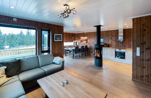 Sjusjoen House | Cozy home in Sjusjøen with kitchen